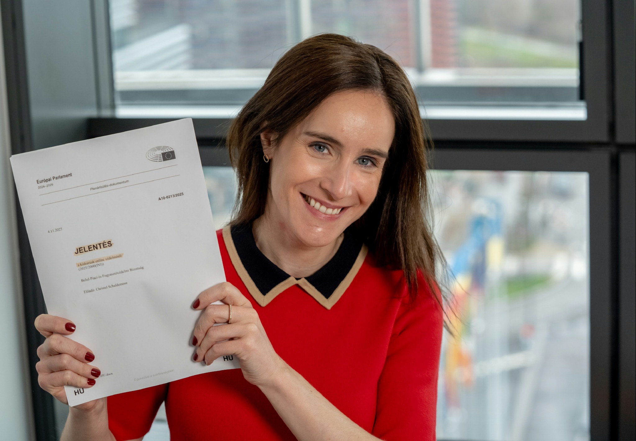 Dávid Dóra átvitte az “Online gyermekvédelem” javaslatát az Európai Parlamenten!