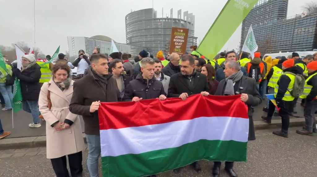 Élőben a gazdatüntetésről Strasbourgból – Magyar Péter